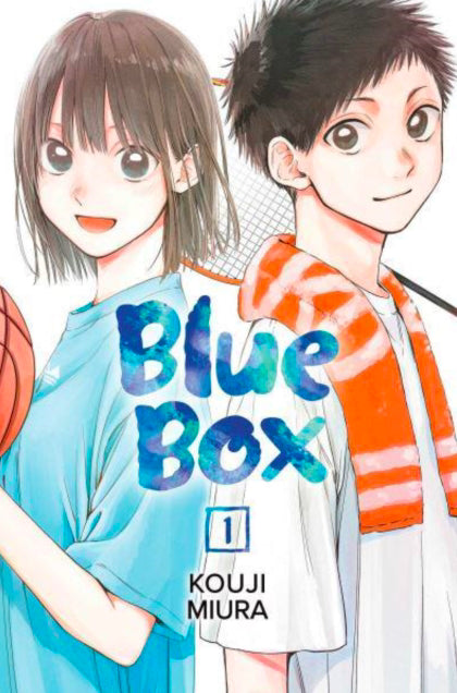 Engelstalige cover van Blue Box Vol. 1, met hoofdpersonage Taiki Inomata in sportkleding, samen met zijn crush Chinatsu Kano, tegen een zachte en romantische sportachtergrond, getekend in een frisse en expressieve manga-stijl.